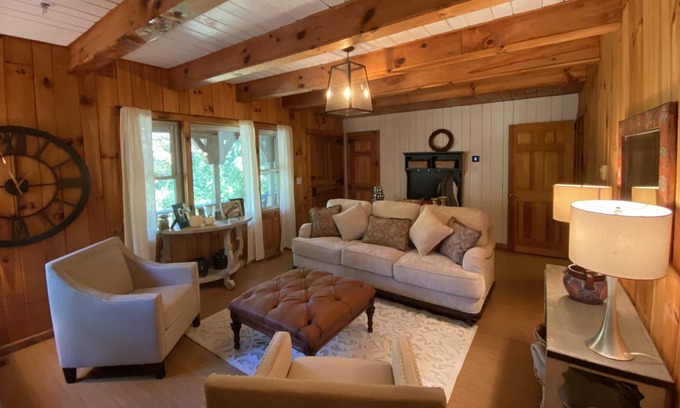 Mountain Home Cabina | Cozy Cabin with 2 fireplaces and close to town