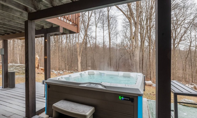 Glasser Cabina | Cozy Cabin with Hot Tub, Private Lake & Game Room