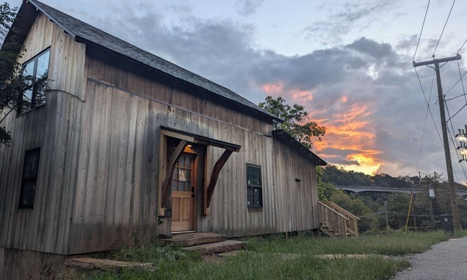 Central Business District Cabina | Cozy cabin with WiFi and AC in lovely Lynchburg