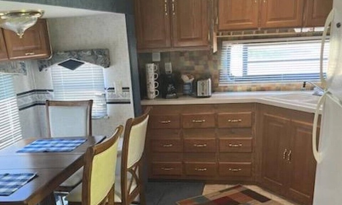 Frankfort Alquiler De RV | Cozy camper, pet friendly close to Frankfort, MI. Near several lakes and rivers.