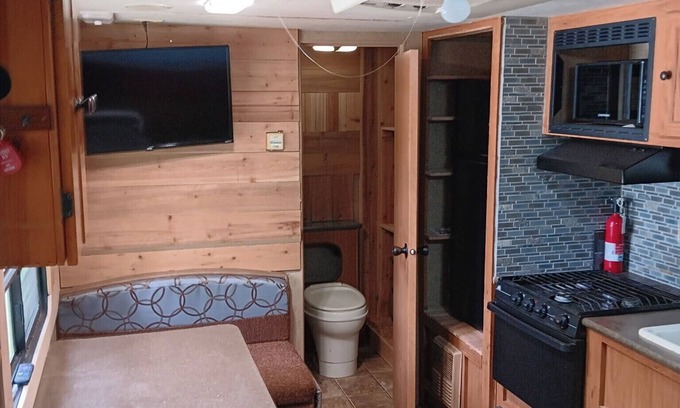 Negreet Casa | Cozy Camper - Small RV near Toledo Bend, LA.