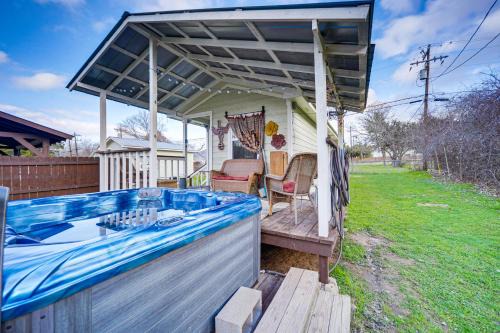 Canyon Lake Casa | Cozy Canyon Lake Cottage Rental with Private Hot Tub