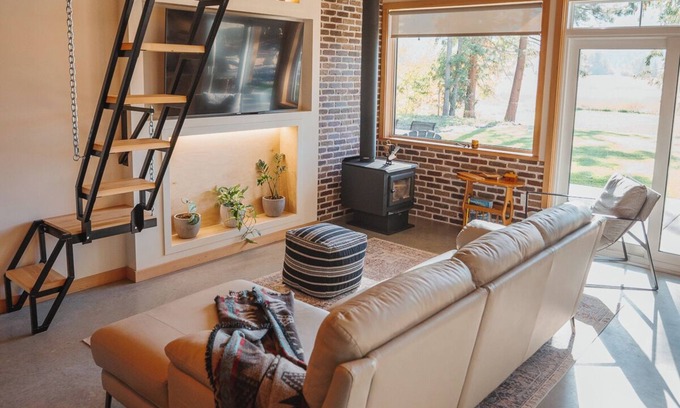British Columbia Interior Chalet De Esquí | Cozy chalet among the trees. Enjoy a quiet retreat near town and attractions!