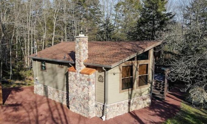 Pocono Lake Casa | Cozy chalet/poos/ close to lake/ bikes/kayak