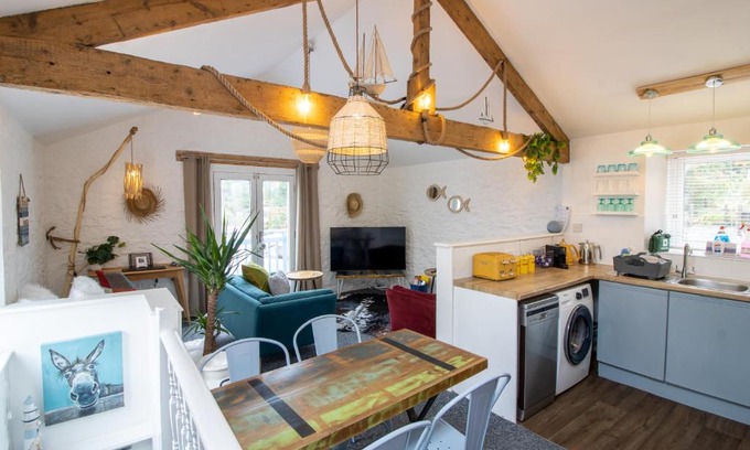 Babbacombe Casa | Cozy, Chic, Dairy Cottage near to Beach & Shops- Parking