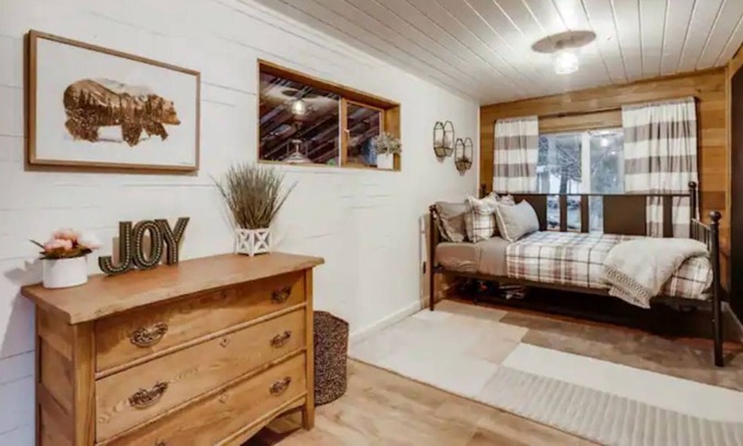 Baring Cabina | Cozy Christmas Cabin, surrounded by beautiful mountains.