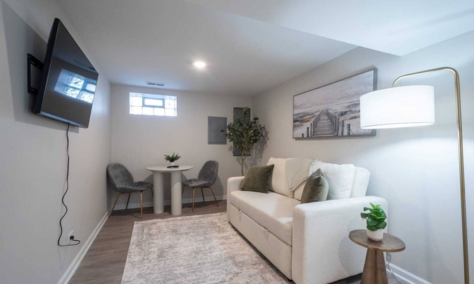 West Ridge Apartamento | Cozy Clean Chicago Apartment Free Street Parking Near Downtown Washer & Dryer