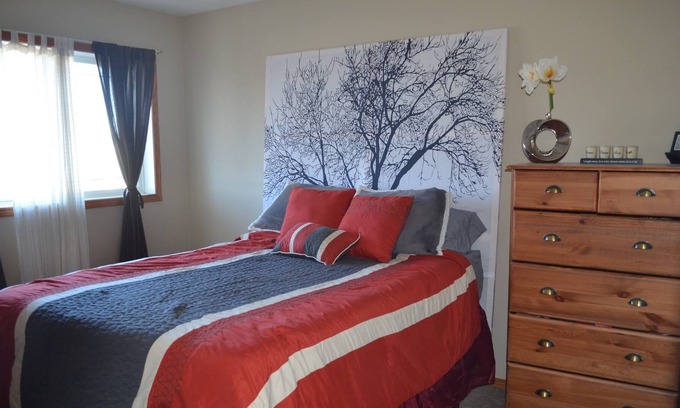 Red Deer Casa | Acogedor Limpio Cómodo