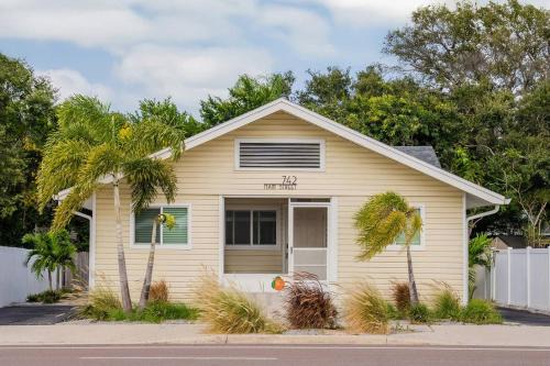 Dunedin Casa | Cozy Coastal Cottage Whole House Sleeps 10