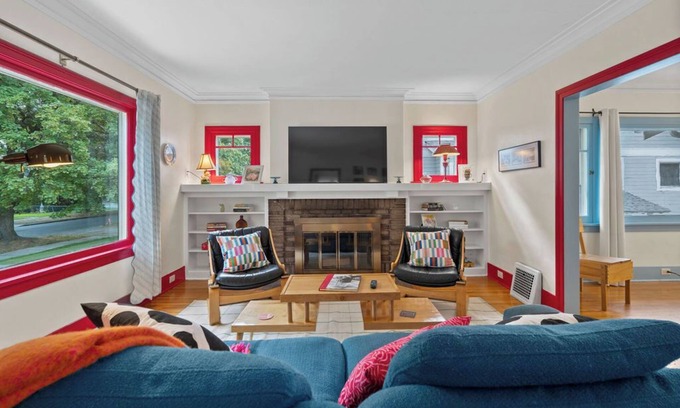 Manito Casa | Cozy, colorful Manito bungalow