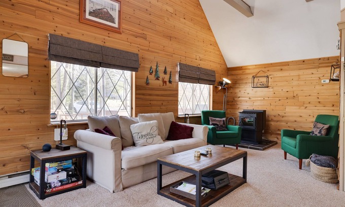 Pocono Lake Chalet De Esquí | Cozy Comfort, Pellet stove, Wi-Fi, TV, Deck, BBQ, Close to skiing, water parks