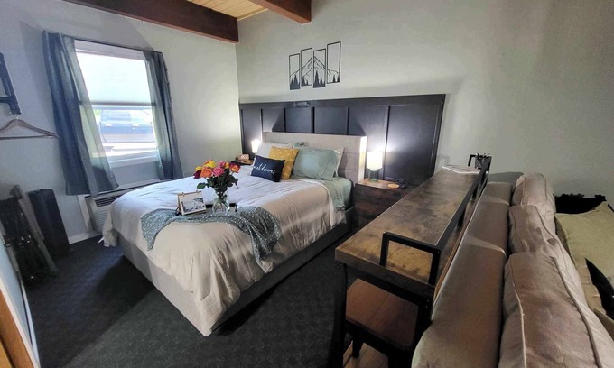 Mancelona Condominio | Cozy condo in charming Mancelona on ski/golf resort. Pool closed temporarily.