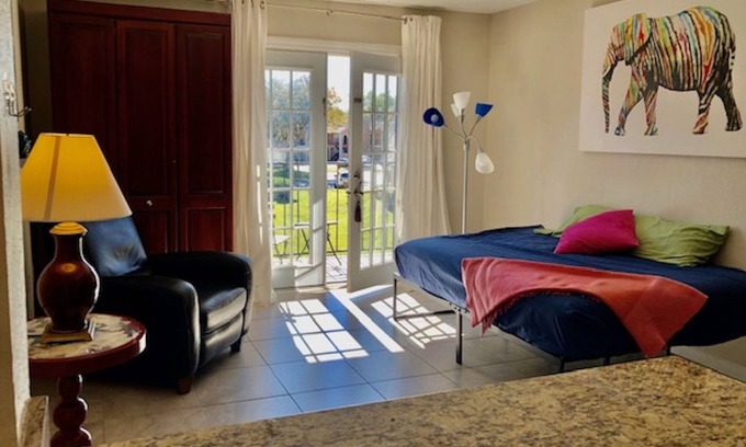 Orlando Condominio | Cozy condo.Laundry, balcony, pool , pier, lake .Close to Disney ,UCF, Downtown .
