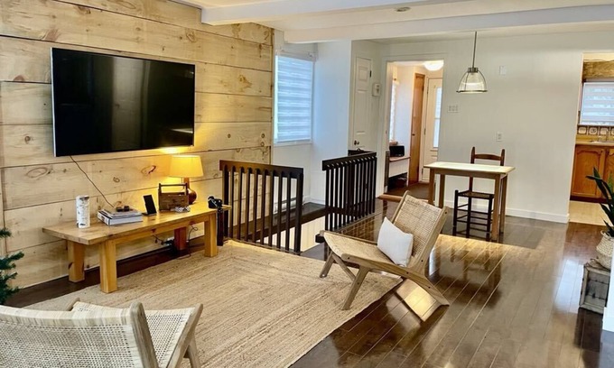 Longueuil Condominio | Cozy condo near downtown Montreal. Close to all amenities!