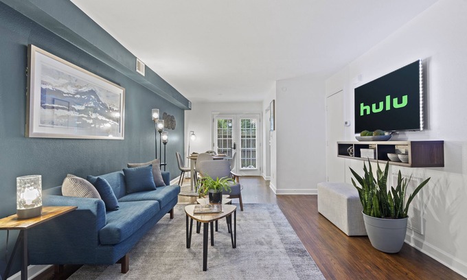 Cotswold Condominio | Cozy Condo * Office* Near Luxury Mall & Uptown