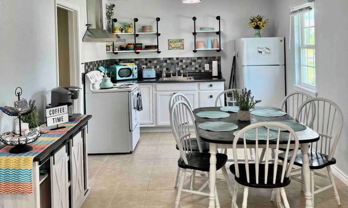 Aransas Pass Casa | Cozy Corner Cottage in Aransas Pass, super close to beaches and boat launches.