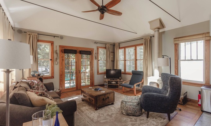 Union Pier Casa | Cozy Cottage, 1000 ft to beach, deck, grill, and gazebo!