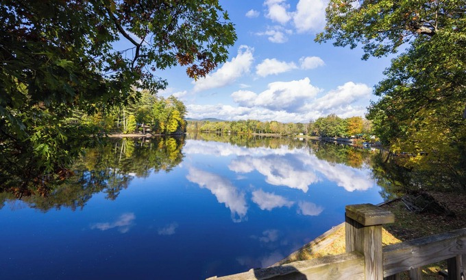 Lake Luzerne-Hadley Cabina | Cozy cottage along the River. Close to Saratoga and Lake George.
