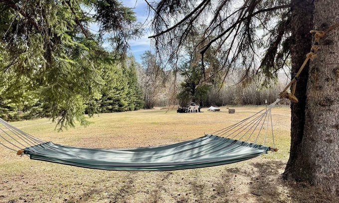 Central Alberta Cabaña | Cozy Cottage near Ski Hill Retreat -Sleeps 4