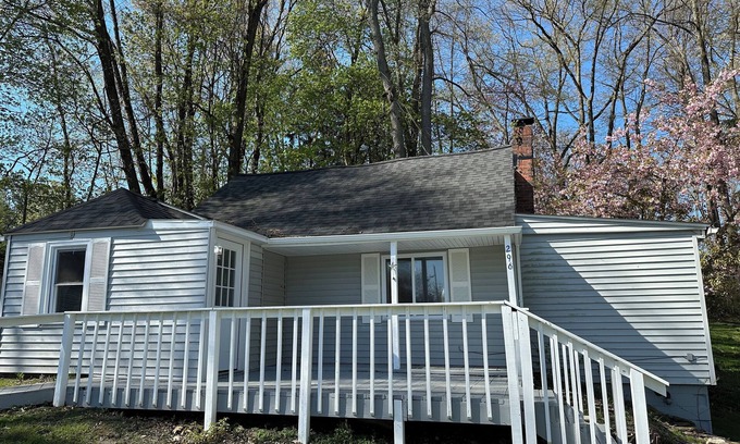 Portage Lakes Casa | Cozy cottage near The Portage Lakes that sits on a beautiful oversized lot.