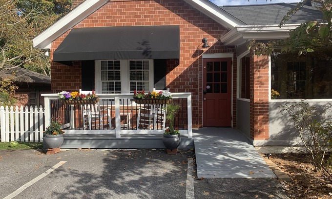 Roswell Cabaña | Cozy Cottage on Canton Street just steps away from nightlife, shopping and parks