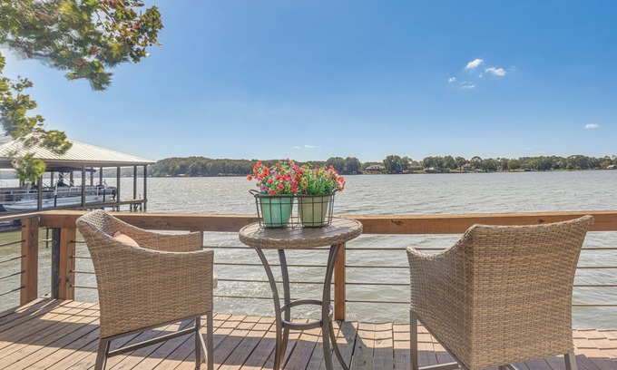 Wilsonville Cabaña | Cozy Cottage on Main Channel of Lay Lake