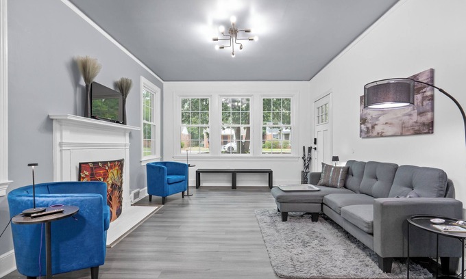 Eau Claire Casa | Cozy Cottage--Surrounded by Nature...6Spaces, sleeps 4 & has WiFi, AC, DW & WD