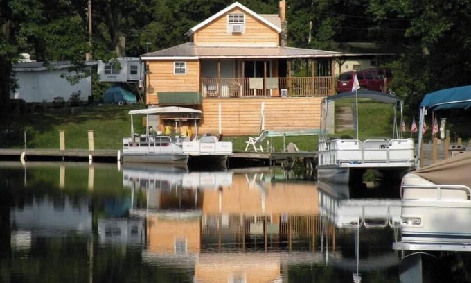 Sandy Creek Cabaña | Cozy cottage that sits along canal of Sandy Pond.