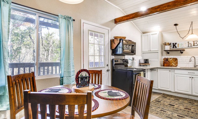 Kodak Cabaña | Cozy Cottage w/ Pool Btwn Knoxville & Pigeon Forge