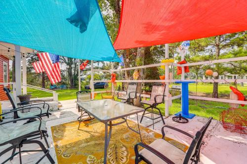 Beaufort Casa | Cozy Cottage with Deck, 9 Mi to Downtown Beaufort!