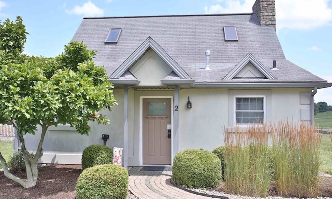 Millersburg Cabaña | Cozy Cottage With Fireplace, Seasonal Pool/Hot Tub