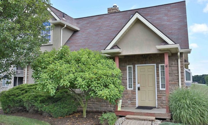 Millersburg Cabaña | Cozy Cottage With Seasonal Resort Pool/Hot Tub