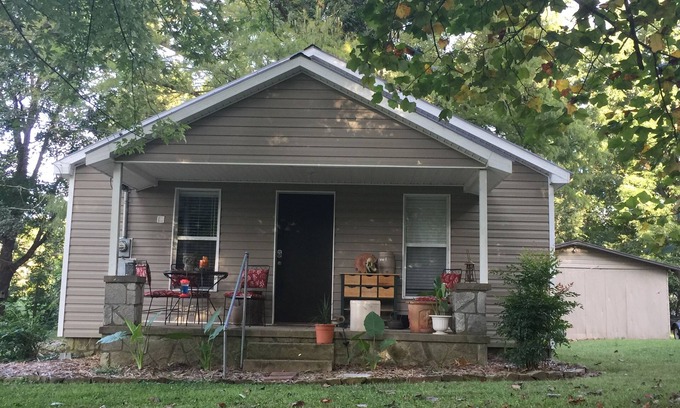 Batesville Cabaña | COZY COUNTRY COTTAGE