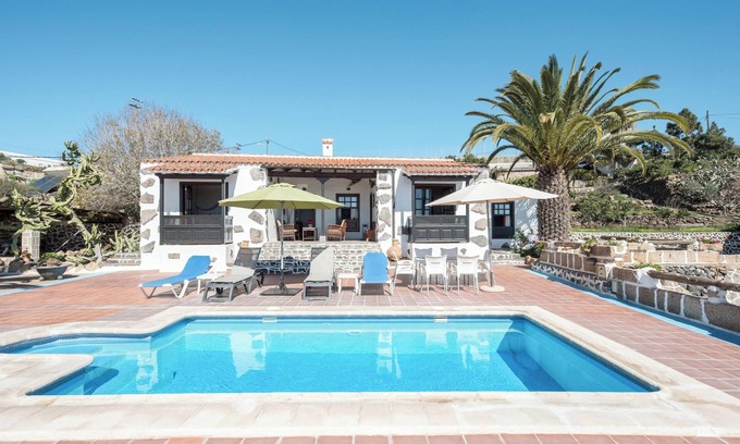 El Madronal Villa | Acogedora casa de campo "La Cuadra de Arona" con vista al mar, piscina, Wi-Fi y jardín, aparcamiento