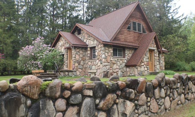 Paris Casa | Cozy Countryside Stone House & Pub with 20 acres of outdoor fun!