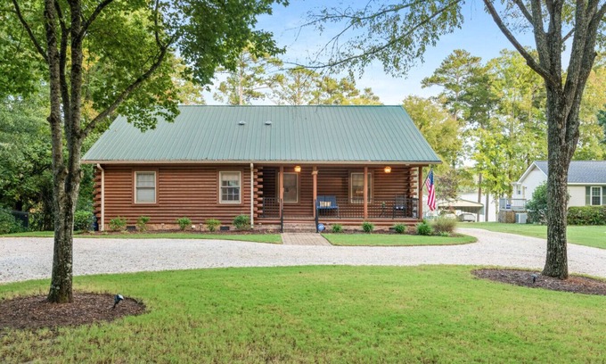 Prosperity Casa | Cozy Cove with HOT TUB Firepit SUPs and More