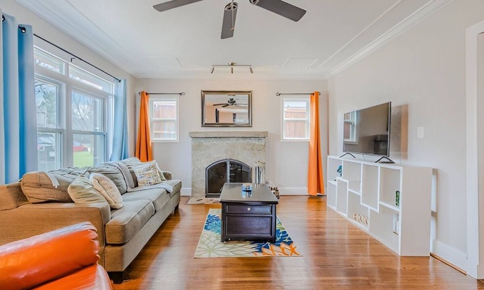 Oak Cliff Casa | Cozy Craftsman in the Center of Oak Cliff