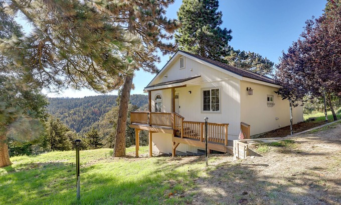 Cedarpines Park Cabina | Cozy Crestline Vacation Rental w/ Deck & Grill!