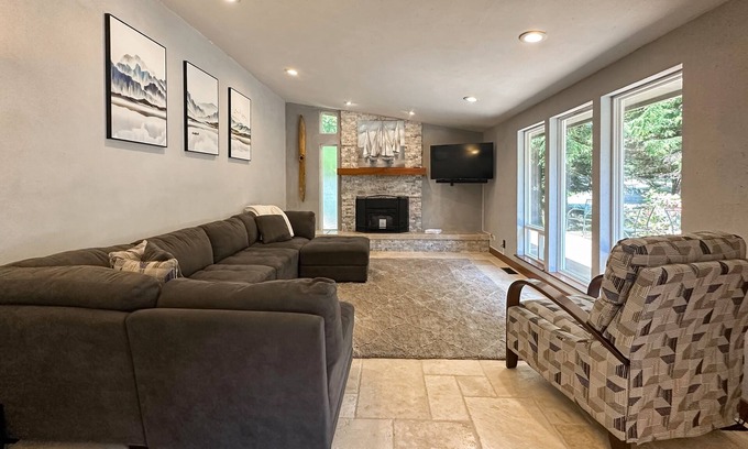 Lincoln Beach Casa | Cozy, Depoe Bay retreat— w/ ocean & beach access via trail