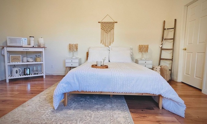 Indio Apartamento | Cozy desert casita, airy and bright with golf course and mountain views!