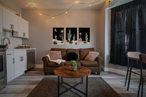 East Parkside Apartamento | Cozy Desert Den 10 Min Downtown& 6 Min Brewerytown