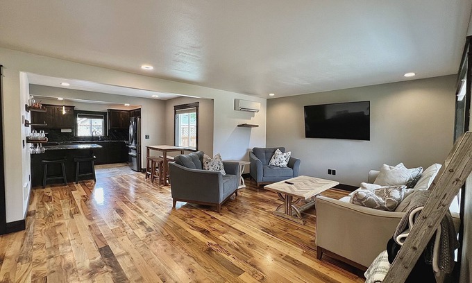 North Bend Casa | Cozy Dog Friendly Home w/ Parking in the Back