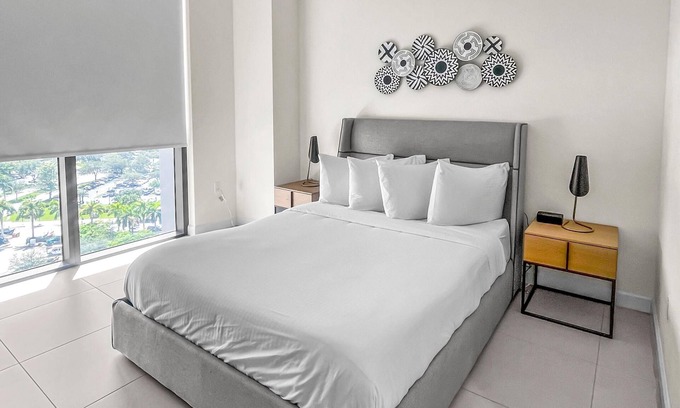 Doral Condominio | Cozy Doral Gem: Room & Essentials