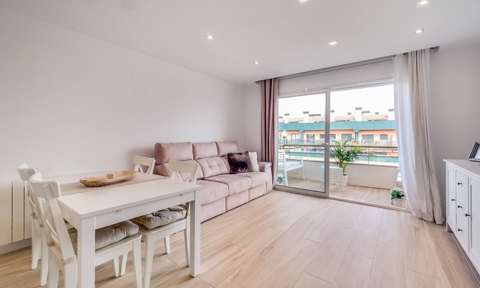 Palafolls Apartamento | Acogedor duplex para 4 pax, wifi gratis y aire acondicionado junto a los dormitorios. Piscina y jardín comunitario Vivalidays Elisabet