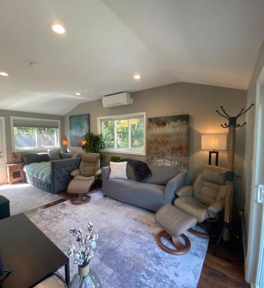 Framingham Apartamento | Cozy en suite with high ceilings
