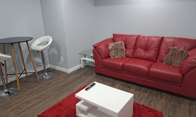 Southeast Edmonton Apartamento | Cozy Entire 2BR Suite-Kitchen, Fibre Gig Internet