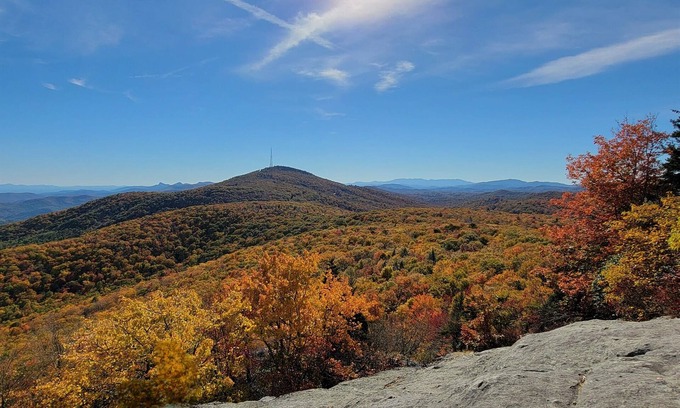 Beech Mountain Casa | Cozy Fall Foliage Escape. Hot Tub, Pool, Fireplace