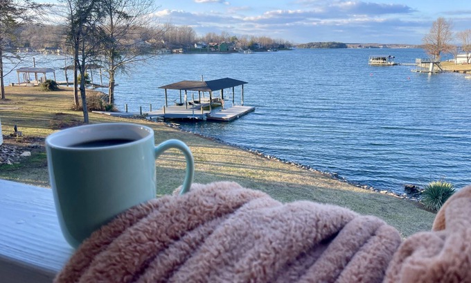 Penhook Casa | Brenda ✦ Hot Tub ✦ Gentle/Walk Slope to the Lake ✦ Stocked Kitchen ✦ King Beds