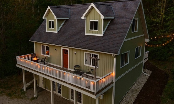 Harbor Springs Casa | Cozy Fall Retreat with Firepits! Near Tunnel of Trees, 30 Mins to Mackinac Ferry