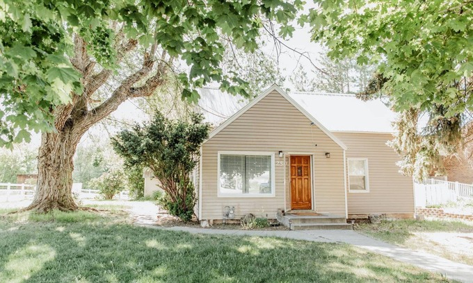 Hyrum Casa | Cozy Fallcation: Near Lake, Trails & Logan! Dog Friendly